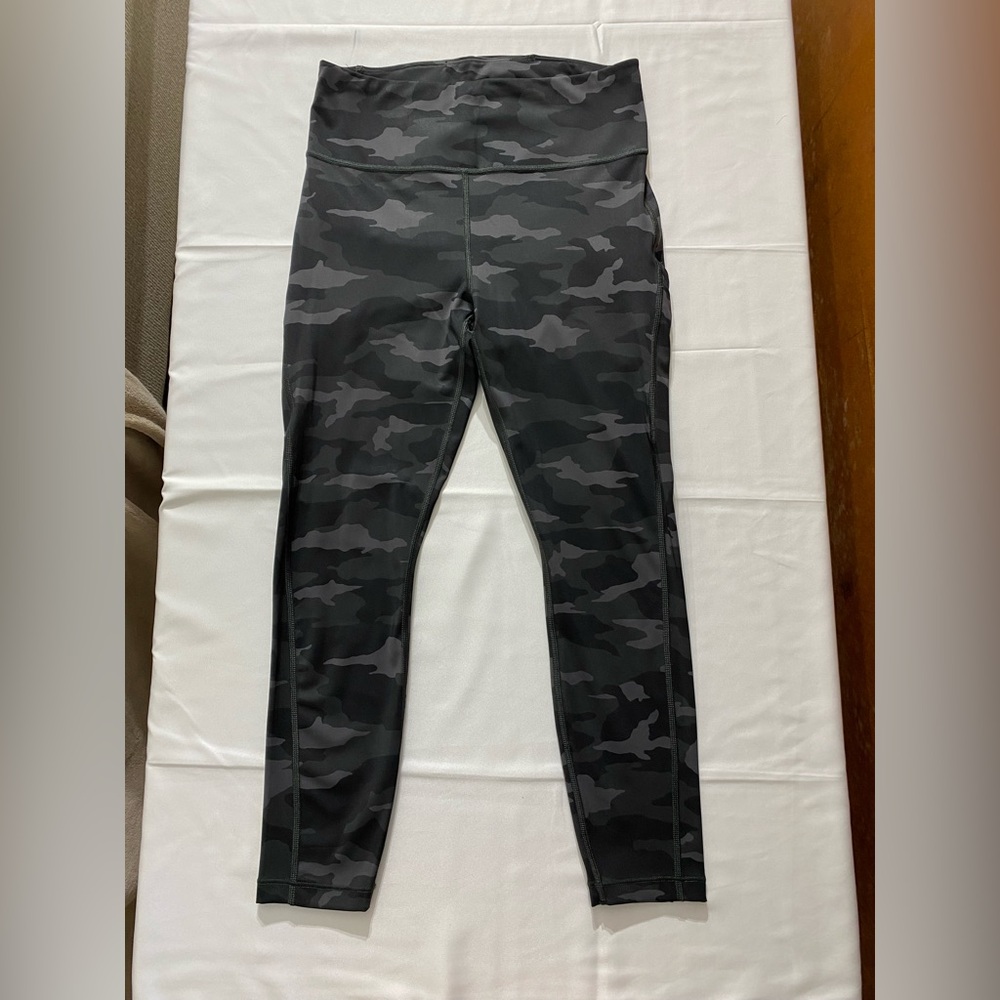 Athleta ultimate 7/8 tights in camo